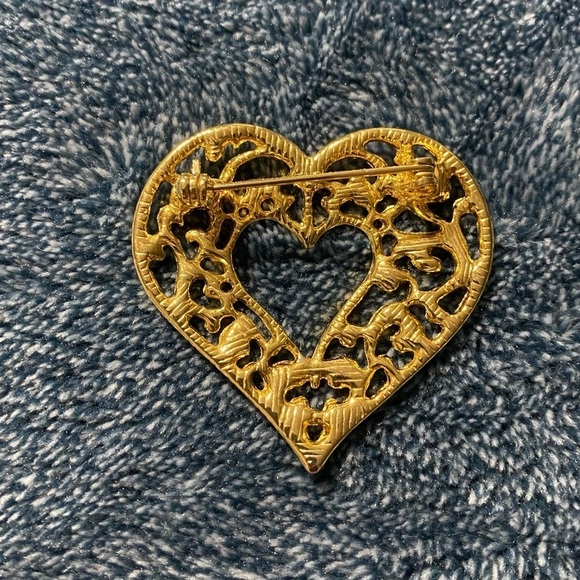 Goldtone Filagree 2” Heart Unbranded Brooch Pin - Picture 2 of 4